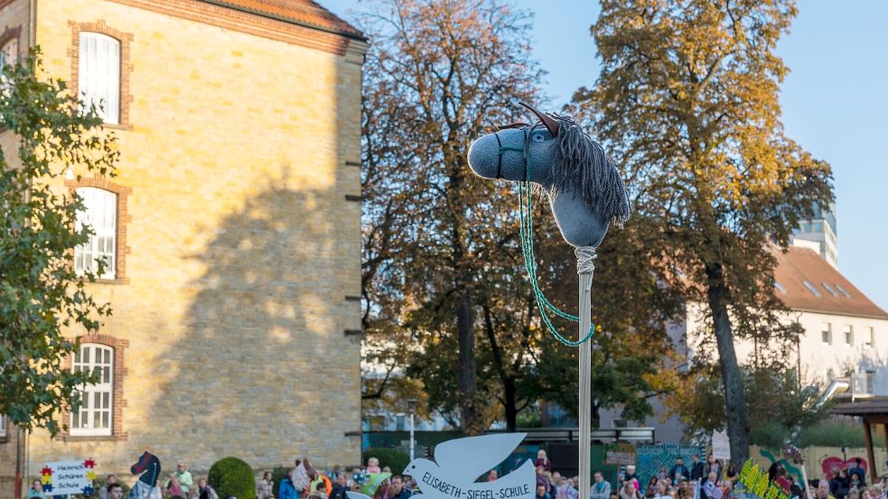 Bald ist es wieder so weit: Am 9. Oktober ziehen Osnabrücks Viertklässler mit ihren selbst gebastelten Steckenpferden durch die Stadt. Foto: Steve Weber
