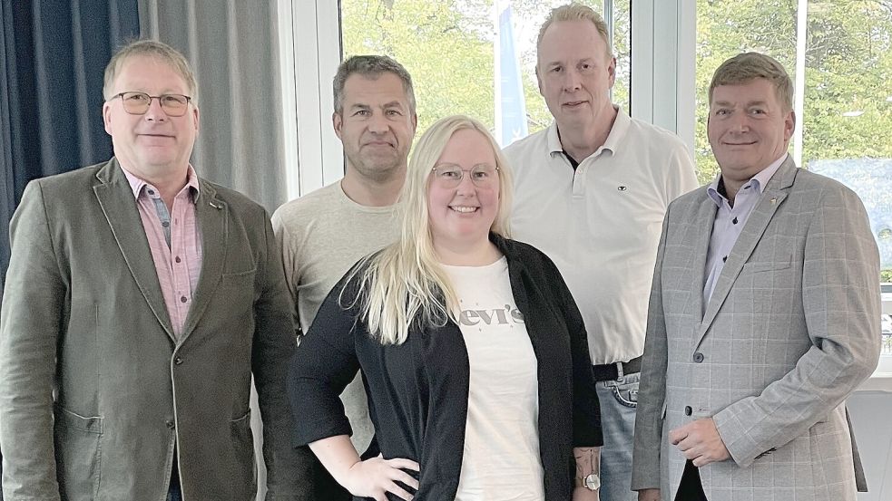 Der Vorstand der neuen Innung (von rechts): Obermeister Jörg Tapper, stellvertretender Obermeister Peter Meesek, Sarah Schweerke, Lehrlingswart Ahlerich Stöhr und stellvertretender Obermeister Harry Giesenberg.Foto: Kreishandwerkerschaft