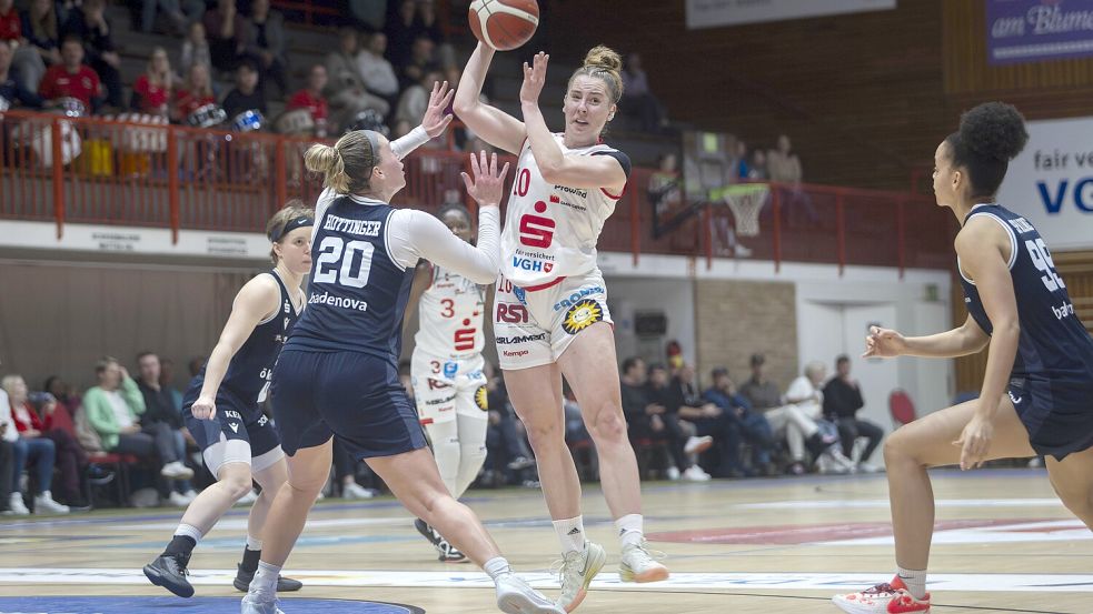 Verspäteter Heimauftakt: Die Basketballerinnen der Girolive Panthers Osnabrück um Theresa Spatzier (am Ball) empfangen in der DBBL die Eisvögel aus Freiburg. Dieses Foto stammt aus der Vorsaison. Foto: Swaantje Hehmann