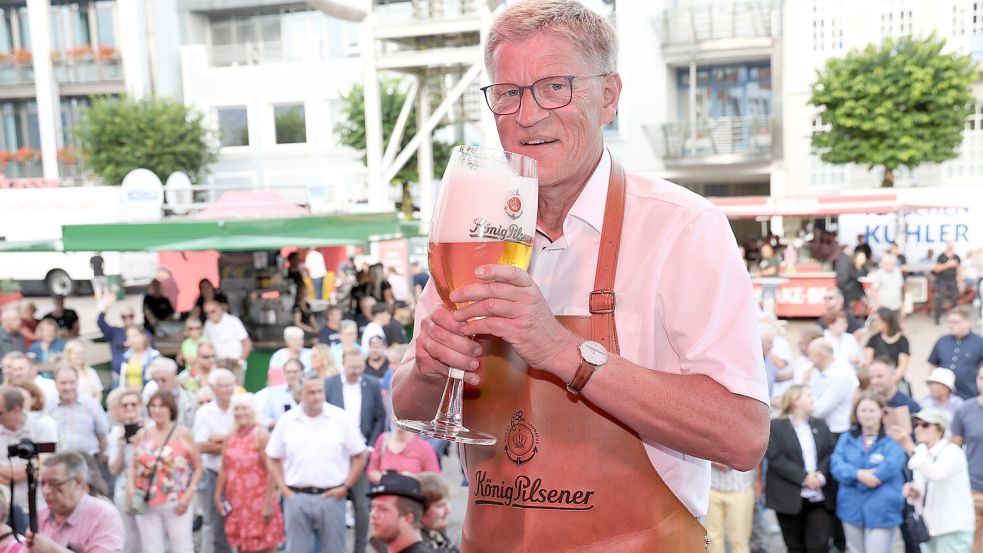 Vier Schläge brauchte Bürgermeister Horst Feddermann für den Fassanstich beim 48. Auricher Stadtfest. Foto: Helmut Vortanz