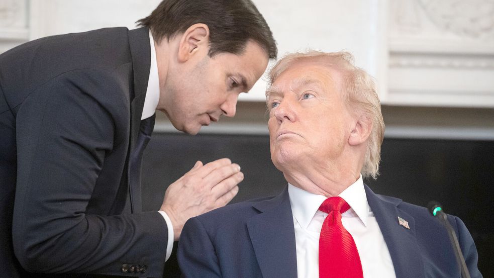 Moment der Wahrheit: US-Außenminister Marco Rubio unterrichtet Präsident Donald Trump von der Zustimmung der Hamas zur ersten Phase seines Friedensplans. Foto: IMAGO/Francis Chung - Pool via CNP