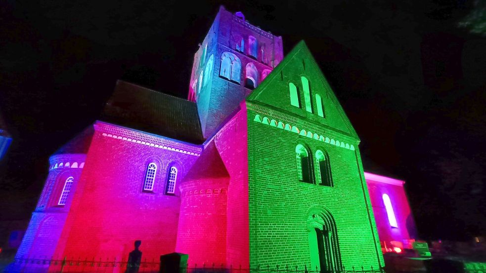 Auch die Pilsumer Kreuzkirche wird angestrahlt. Foto: Touristik/Habben