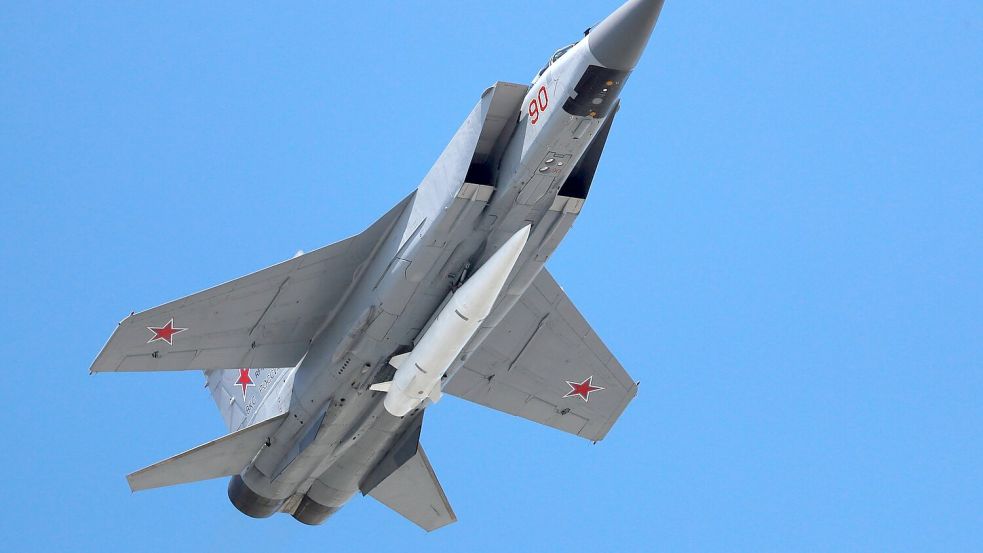 Russland setzt die MiG-31 intensiv im Krieg gegen die Ukraine ein. (Archivbild) Foto: Pavel Golovkin/AP/dpa