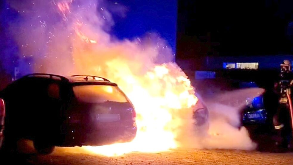 Einsatzkräfte der Feuerwehr Wittmund löschen in der Nacht zu Freitag ein brennendes Auto in der Sielstraße. Foto: Feuerwehr