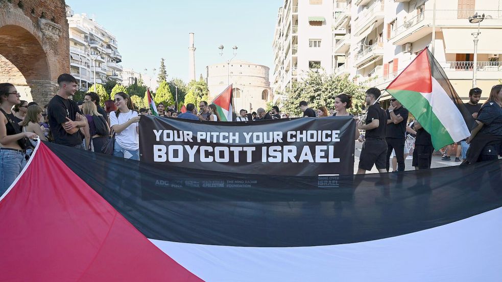 Immer wieder gab es zuletzt Proteste für Palästina und gegen Israel - auch rund um Sportveranstaltungen. Foto: Giannis Papanikos/AP/dpa