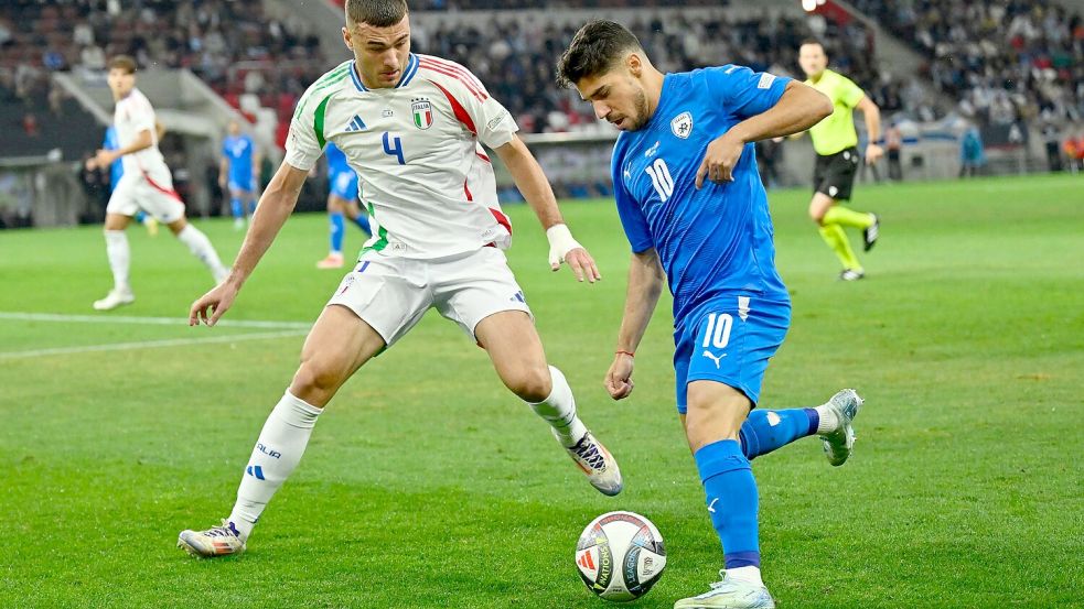 Israel mit Manor Solomon (r) hat noch Chancen auf die WM-Teilnahme. Foto: Denes Erdos/AP/dpa