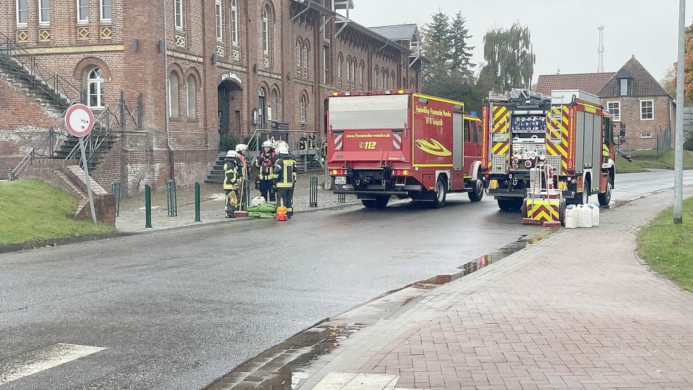 Die Feuerwehr Norden war hauptsächlich im Bereich des Norder Hafens und des Norder Tiefs tätig. Zahlreiche Gullys mussten dort abgedichtet werden. Foto: Feuerwehr Norden/Thomas Weege