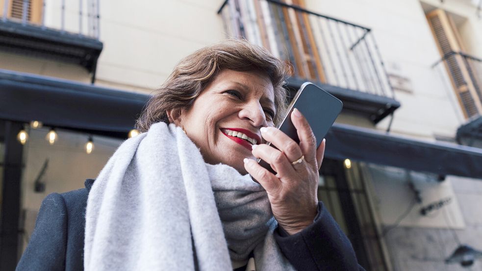 Mittels KI kann jeder beliebe Text in Sekundenschnelle in alle Sprachen dieser Welt übersetzt werden. Das kann auch im Urlaub helfen. Foto: IMAGO / Westend61
