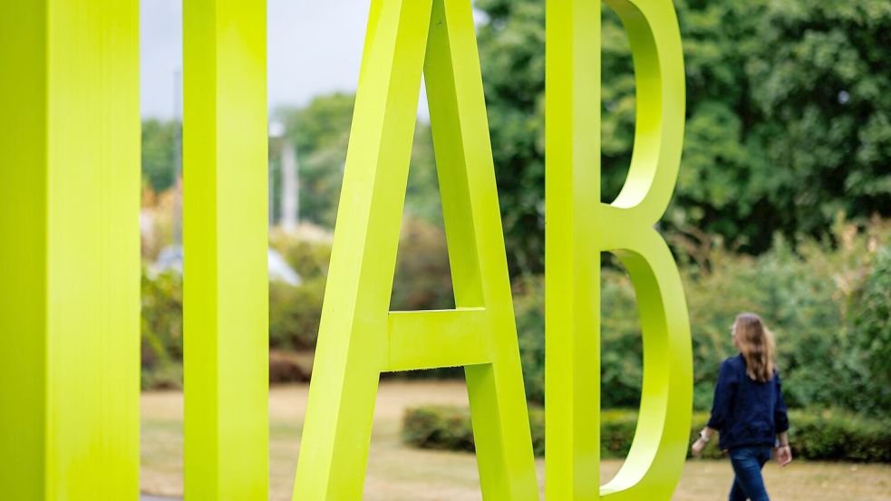 Die Arbeitslosigkeit wird einer IAB-Regionalprognose im Osten leicht zunehmen, im Westen leicht sinken (Archivbild). Foto: Daniel Karmann