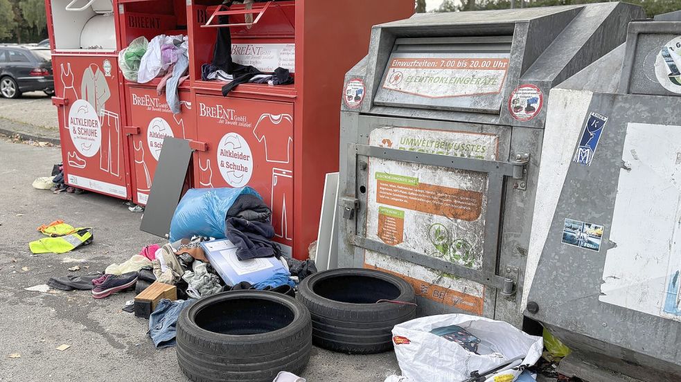 Die Altkleider-Container bei der Nordseehalle wurden regelmäßig zugemüllt – zuletzt wurden hier sogar Autoreifen abgestellt. Foto: Stephanie Schuurman/Archiv