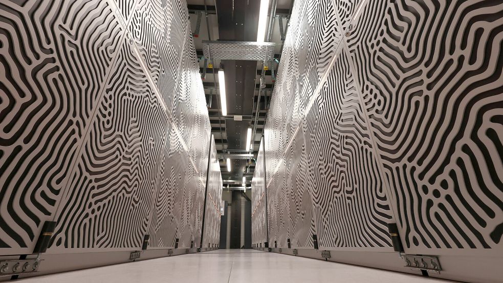 Wo genau der Supercomputer in Groningen stehen soll, ist noch nicht klar. Dieser hier steht im nordrhein-westfälischen Jülich und nahm im September seinen Betrieb auf. Foto: Rolf Vennenbernd/dpa