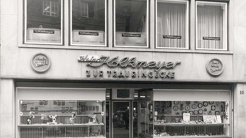 Aus der Innenstadt nicht wegzudenken, aber mehrmals in neuem Gewand vertreten: Kolkmeyers Schaufensterfront hatte bis zum Umbau 1995 dieses Aussehen, hier im Jahr 1971. Foto: Archiv H. Kolkmeyer.