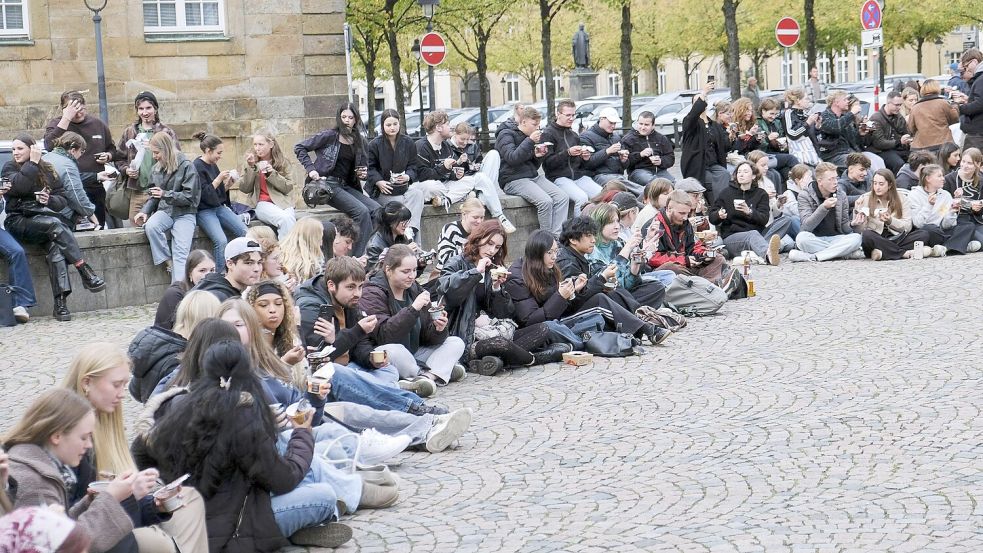 Am Freitagabend haben sich Jugendliche in Osnabrück getroffen, um Pudding mit einer Gabel zu essen. Foto: Thomas Osterfeld