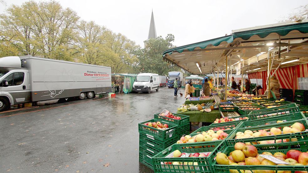 Am letzten Tag des Wochenmarkts im Schinkel auf dem Pastor-Karwehl-Platz in Osnabrück herrschte herbstliche Tristesse. Ab dem 15. Oktober findet er auf dem Hannes-Haferkamp-Platz am VfL-Stadion statt. Foto: Thomas Wübker