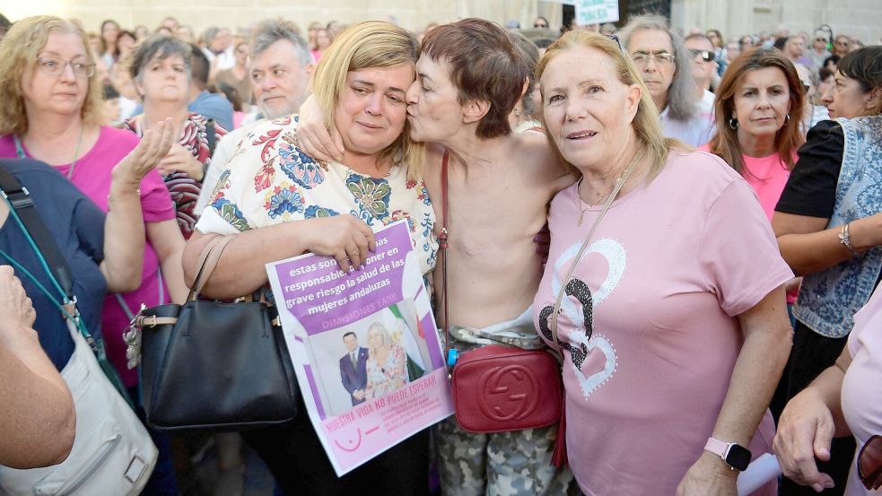 Dora (mitte), die sich einer doppelten Mastektomie unterzogen hat, nimmt am 8. Oktober 2025 in Sevilla an einem Protest der Vereinigung von Brustkrebsbetroffenen AMAMA gegen Versäumnisse bei der Brustkrebsvorsorge teil. Foto: AFP/CRISTINA QUICLER