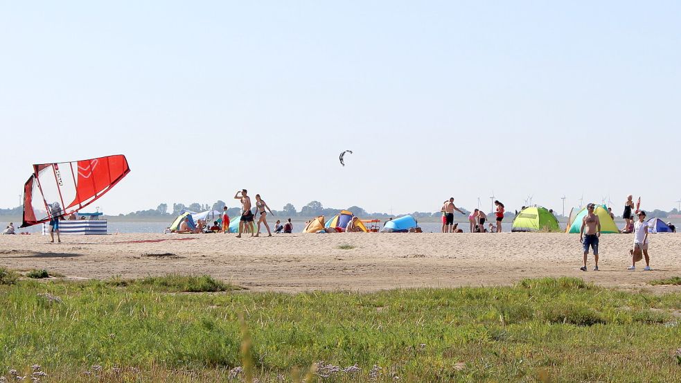Sommerurlauber am Strand von Hooksiel. Foto: Imke Oltmanns