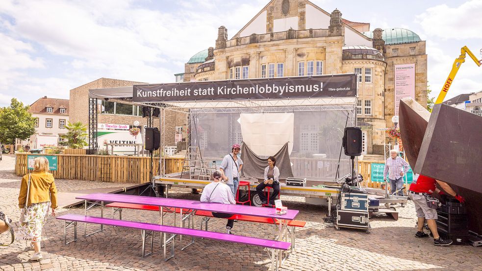 Die Absage des kirchenkritischen Stücks „Ödipus Exzellenz“ in Osnabrück brachte Hunderte Menschen auf die Straße. Vor dem Theater demonstrierten sie im August unter dem Motto „Kunstfreiheit statt Kirchenlobbyismus“. Foto: Imago / epd