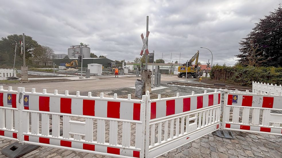 Bei Verkehrsteilnehmern ist weiterhin Geduld gefragt. Die Arbeiten am Bahnübergang an der Boenster Straße in Weener dauern länger als geplant. Der Übergang bleibt noch mindestens bis zum 16. Oktober dicht. Foto: Tatjana Gettkowski