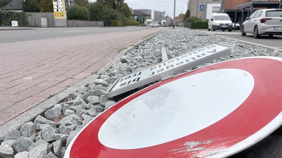 Die Schilder für die Straßensperrung liegen bereits am Straßenrand. Foto: Dirk Hellmers