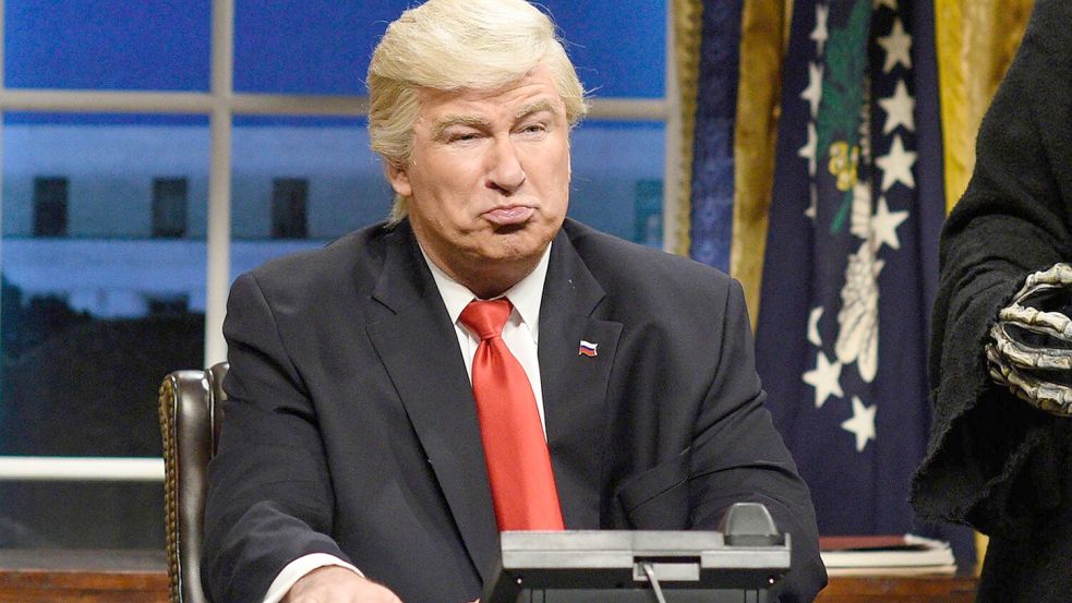 Politische Comedy war immer Teil von „Saturday Night Live“. Niemand war häufiger zu Gast als Alec Baldwin – hier als Donald Trump. Foto: picture alliance / Will Heath/NB