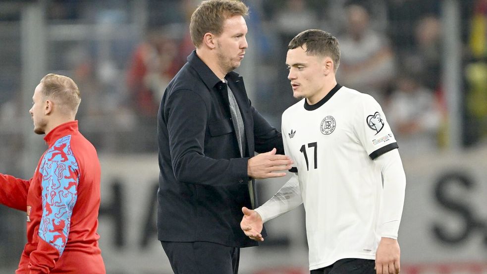 Bundestrainer Nagelsmann (l.) bedankt sich bei Wirtz für seinen Einsatz. Foto: Federico Gambarini