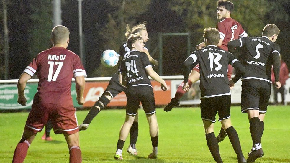 Ibrahim Hanoglu setzt in dieser Szene zu einem Kopfball an. Fotos: Hans Damm