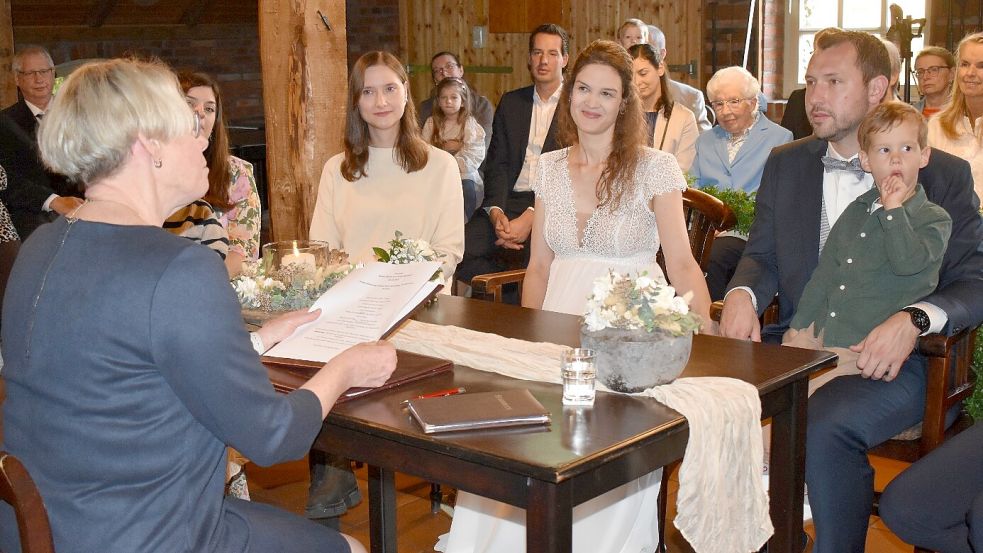 Standesbeamtin Rita Santjer (links) traute zum ersten Mal ein Hochzeitspaar in der Alten Schmiede in Potshausen. Jantje Remmers, geborene Hinken, und Tobias Remmers gaben sich am Freitag das Ja-Wort. Fotos: Henrik Zein