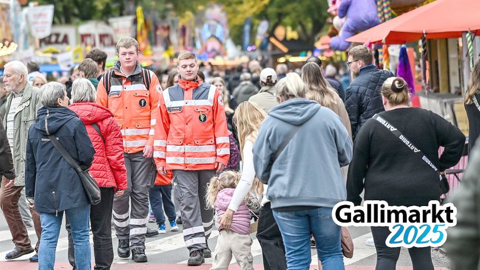 Merten Lammers (links) und Thomas Höfing während einer Streife auf dem Festgelände. Die Sanitäter des DRK zeigen Präsenz während des Gallimarkts. Foto: Klaus Ortgies