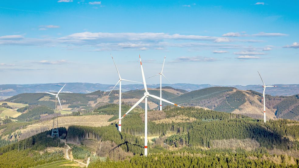 Der Windräderpark Langenei im sauerländischen Lennestadt ist einer von Dutzenden in Nordrhein-Westfalen. Foto: IMAGO/Hans Blossey