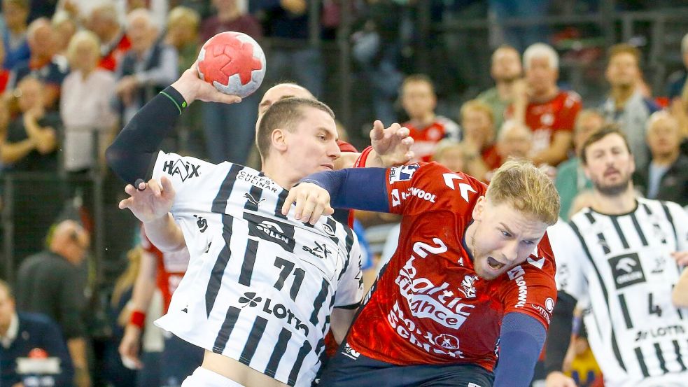 Elias Ellefsen á Skipagøtu (THW Kiel) im Zweikampf mit Simon Pytlick (SG Flensburg-Handewitt). Foto: Michael Hundt