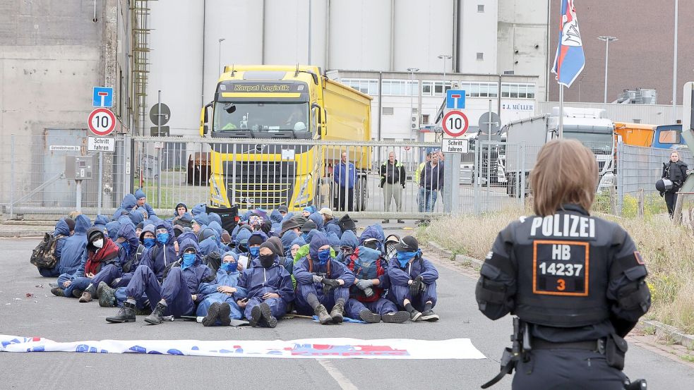 In Bremen blockierten am Freitag Aktivisten des Bündnisses „Disrupt“ das Gelände eines Futtermittel-Importeurs in Walle. Foto: Imago-images/Scholle