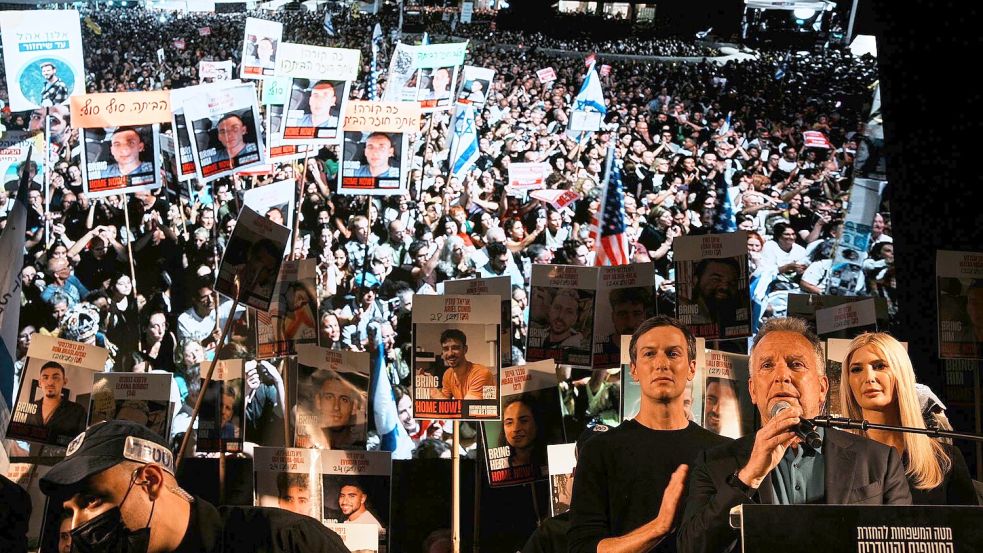 Laut den Organisatoren strömten rund 400.000 Menschen auf den „Platz der Geiseln“. Foto: Emilio Morenatti/AP/dpa