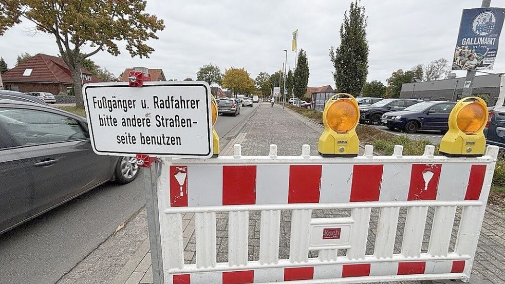 Absperrungen stehen bereits am Straßenrand und auf dem Bürgersteig. Foto: Dirk Hellmers