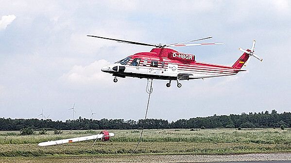 Am Hubschrauber, hier beim Start, hängt eine Sonde. Foto: BGR