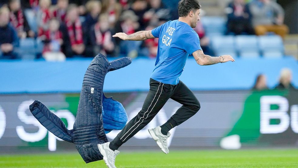 Dieser Mann sorgte für eine kurze Spielunterbrechung. Foto: Fredrik Varfjell/NTB/dpa
