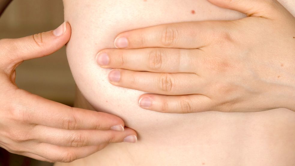 Einmal monatlich sollten Frauen ihre Brüste abtasten. Wie macht man das richtig? Foto: IMAGO/Depositphotos