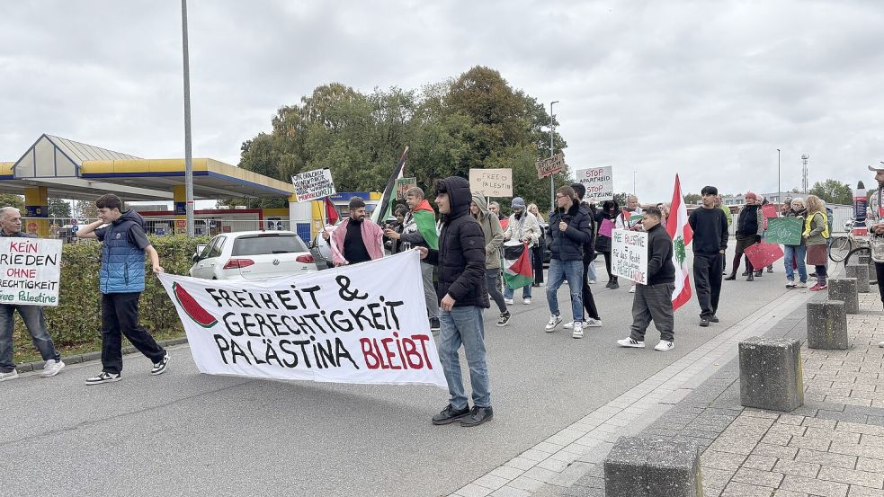 Die Demonstranten zogen am Sonnabendnachmittag von der Sparkassen-Arena in die Auricher Innenstadt. Foto: Christin Wetzel