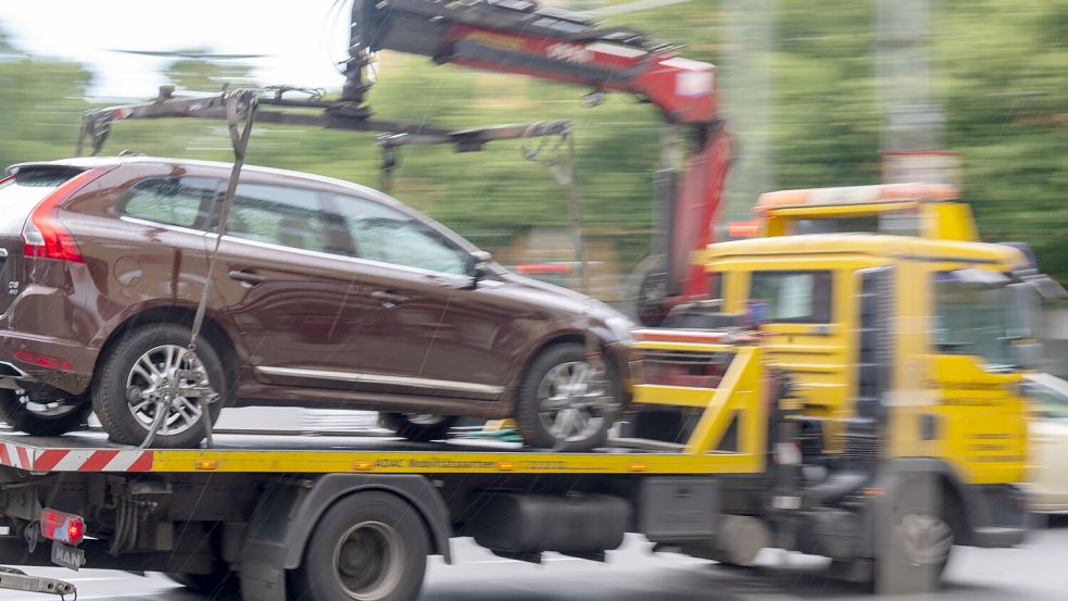 Ein Abschleppwagen hat ein Fahrzeug aufgeladen: 39 Autos mussten aus dem Überflutungsbereich des Hafens Neßmersiel abgeschleppt werden. Symbolfoto: Monika Skolimowska/dpa
