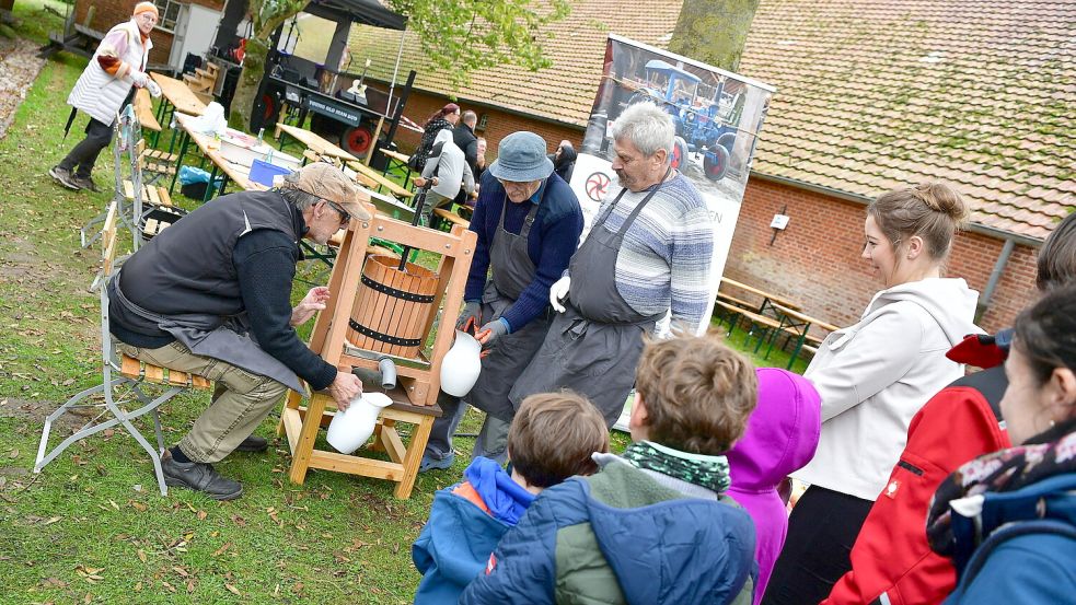 Das Apfelpressen ist für Kinder und Erwachsene ein Highlight beim Apfelfest in Campen. Foto: Heinz Wagenaar