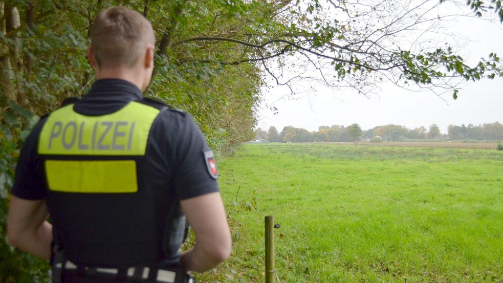 Die Streifenwagenbesatzung aus Leer, zwei Kommissare, musste eine Weile durchs Land streifen, ehe sie die Rinderherde entdeckte, von der einige Tiere ausgebüxt waren auf die Straße. Foto: Astrid Fertig