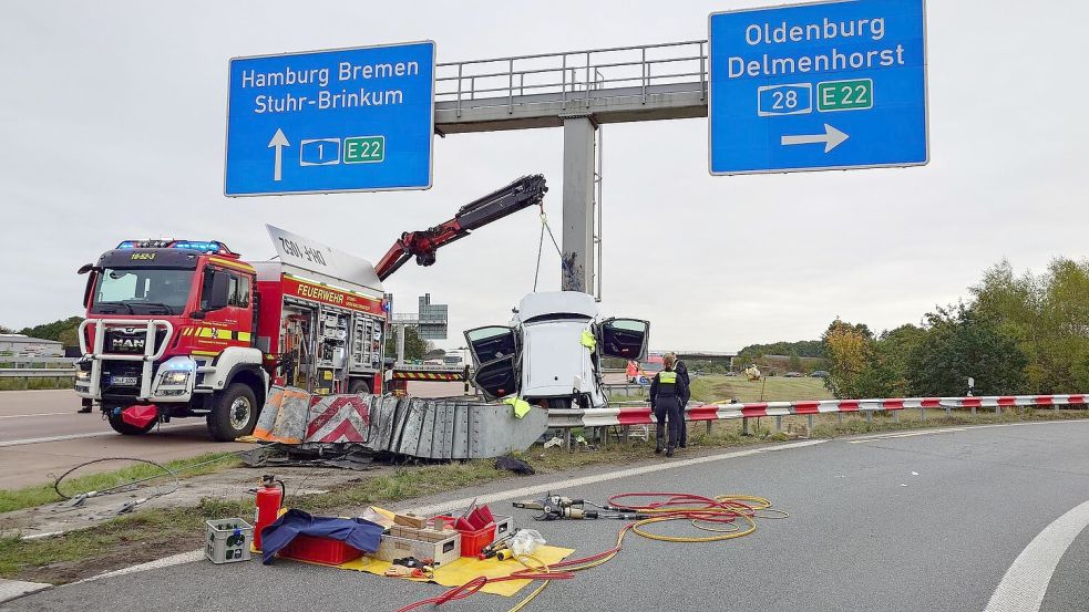 Die Fahrerin und der Beifahrer wurden bei dem Unfall am Sonntag im Autobahnkreuz Stuhr schwer verletzt. Foto: NWM-TV