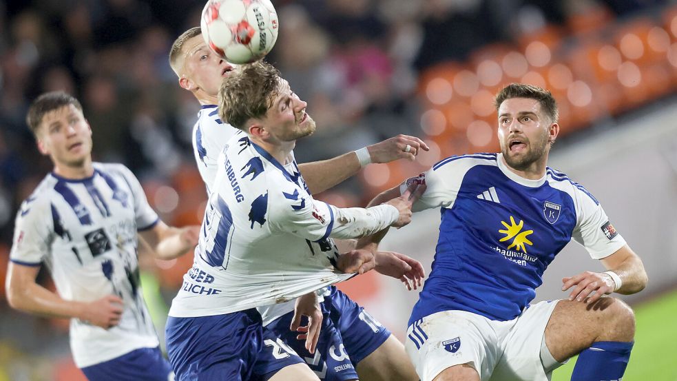 Kickers-Angreifer Tido Steffens (rechts) wäre beinahe ein „Tor des Monats“ gelungen, sein Schuss von der Mittellinie ging aber ganz knapp daneben. Fotos: Doden/Emden