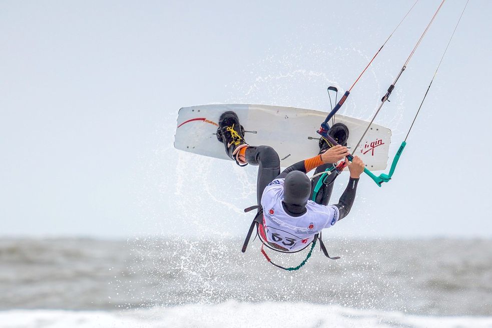 Die Kitesurfer zeigten spektakuläre Sprünge.