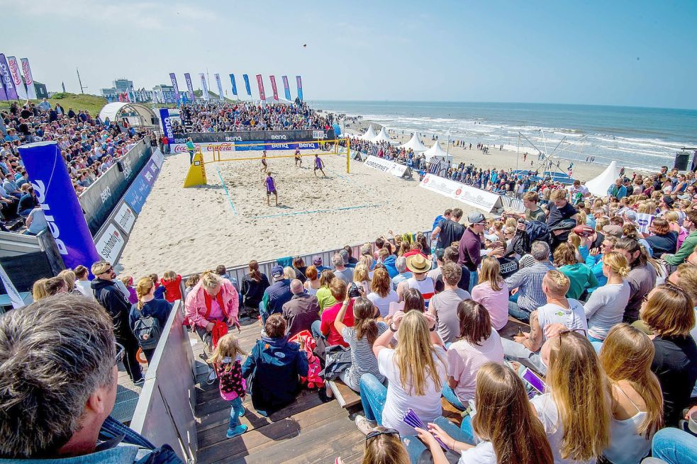 Vor großem Publikum trugen die Beachvolleyballer ihre Spiele direkt am Strand aus.
