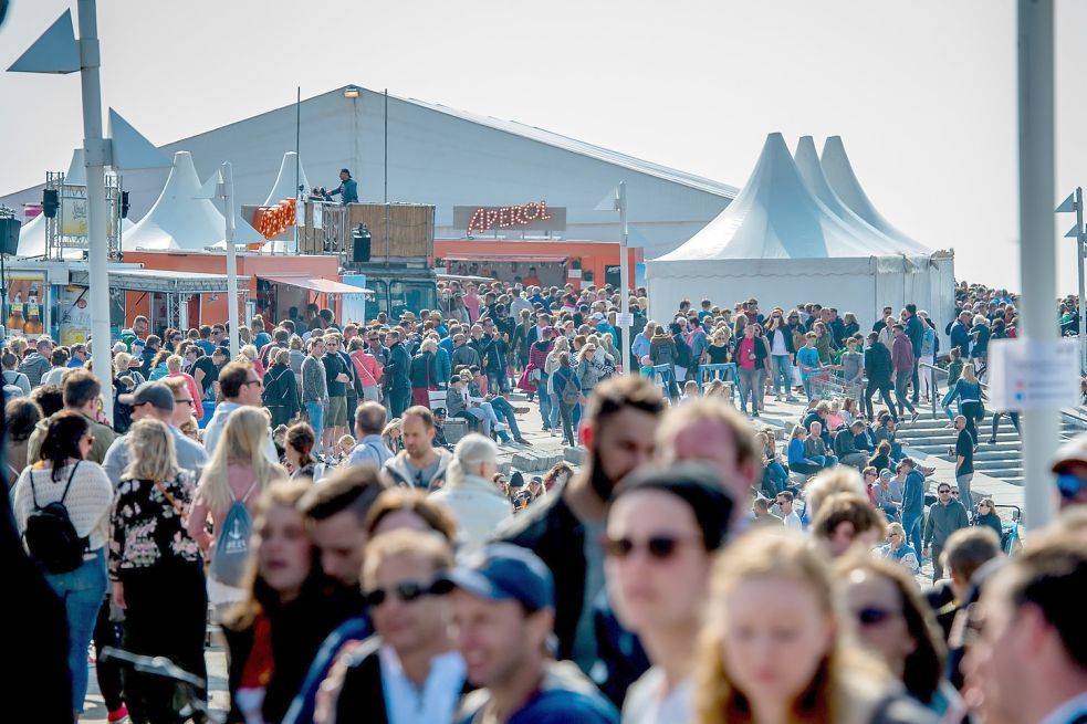 Die Besucher verfolgten nicht nur den Sport, sondern hatten auch Spaß in den Partyzonen. Bilder: König Events