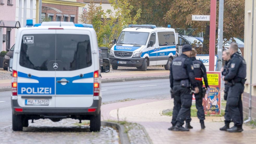 Die Beamten befragen Anwohner. Foto: Stefan Sauer
