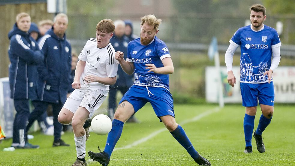 Concordia Suurhusen (blaues Trikot) und der TSV Riepe lieferten sich ein packendes Duell. Foto: Doden/Emden