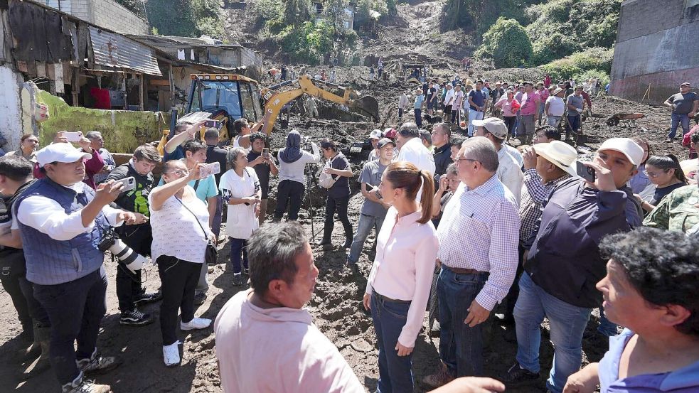 Präsidentin Sheinbaum besuchte eine betroffene Gemeinde im zentralen Bundesstaat Puebla. Foto: -/Handout Präsidentenamt Mexiko/