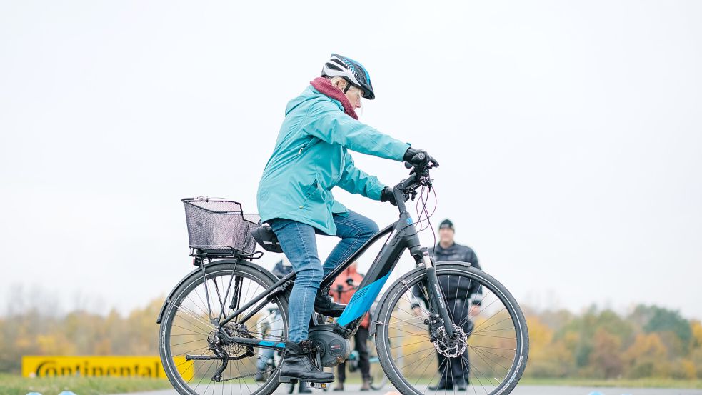 Sicher auf dem E-Bike unterwegs sein: Die Verkehrswachten in Ostfriesland bieten verschiedene Veranstaltungen an, um die Sicherheit von Senioren im Straßenverkehr zu erhöhen. Foto: DPA