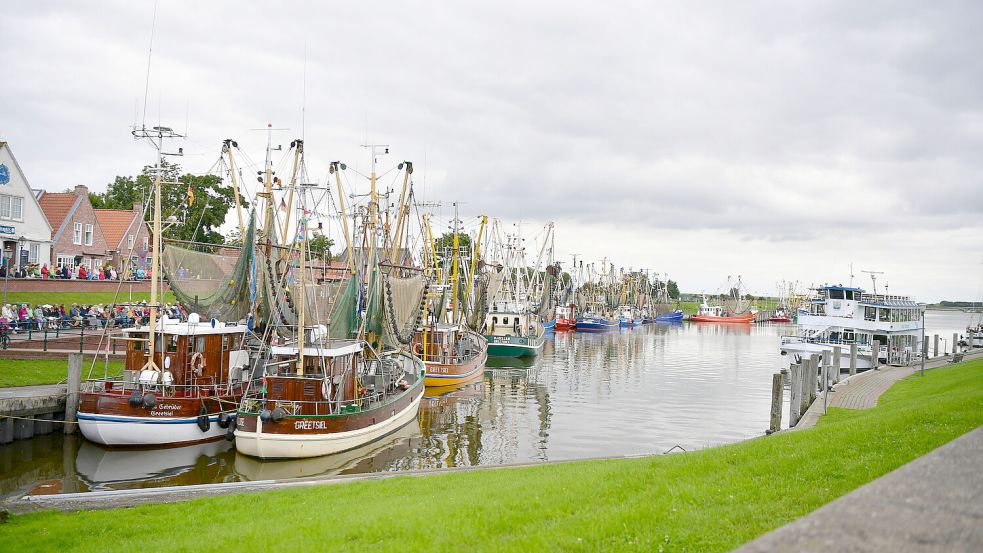 Ein bekanntes Bild: Die Krabbenkutter gehören zu Greetsiel. Foto: Heinz Wagenaar